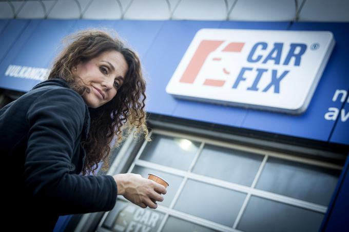 In medtem ko si je Nataša privoščila malo sprostitve ob kavici, je bil njen avto deležen prvovrstnega servisa. | Foto: Ana Kovač