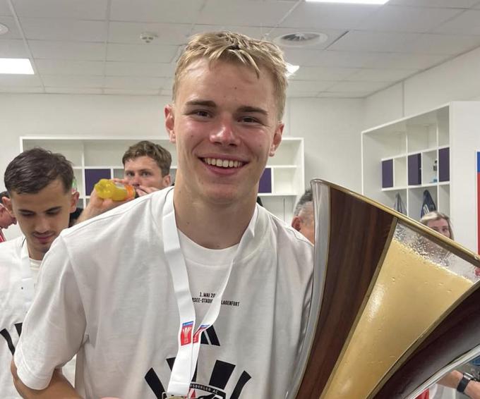 Erik Kojzek je osvojil svojo prvo lovoriko v članskem nogometu. | Foto: Instagram