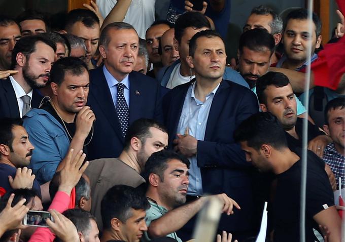 Erdogana je ob jutranjem prihodu v Istanbul pričakala množica podpornikov.  | Foto: Reuters