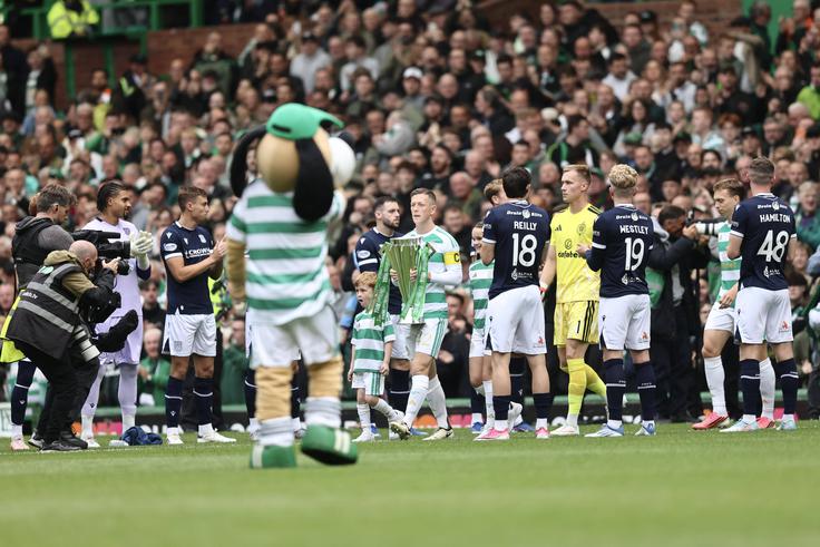 Nogometaši Dundeeja so v uvodnem krogu škotskega prvenstva branilcu naslova Celticu na prepolnem Celtic Parku pripravili šampionski špalir. | Foto: Guliverimage