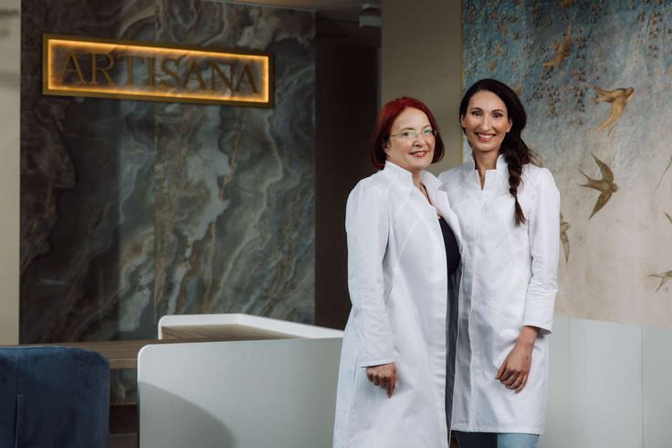 Mag. Andreja Eberlinc, dr. med., dr. dent. med., spec. maksilofacialne kirurgije, in Eva Trpin Fortuna, dr. med., dr. dent. med., spec. maksilofacialne kirurgije | Foto: ARTISANA D.O.O.
