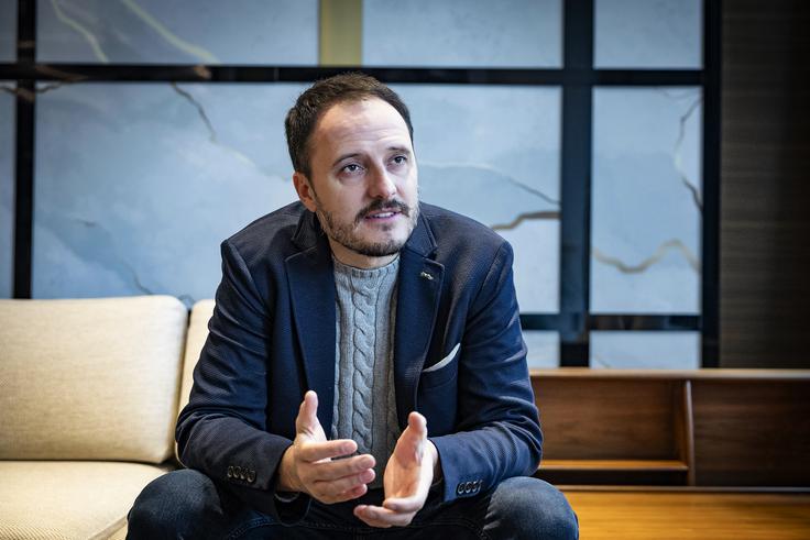 "Ljudem je bilo zelo zanimivo, da imajo neki mladi fantje, stari 13 ali 14 let, radi narodnozabavno glasbo in da zelo lepo pojejo. Bili smo kot neka eksotika. Ves čas so nas klicali na vse mogoče nastope." | Foto: Ana Kovač