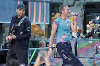 Frontman skupine Coldplay padel v luknjo na odru #video