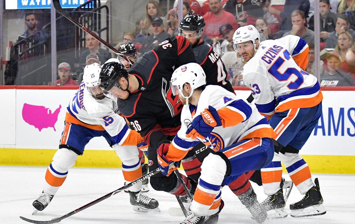 Carolina NHL | Hokejisti so s 5:2 premagali New York Islanders in v seriji zmag vodijo s 3:0. | Foto Getty Images