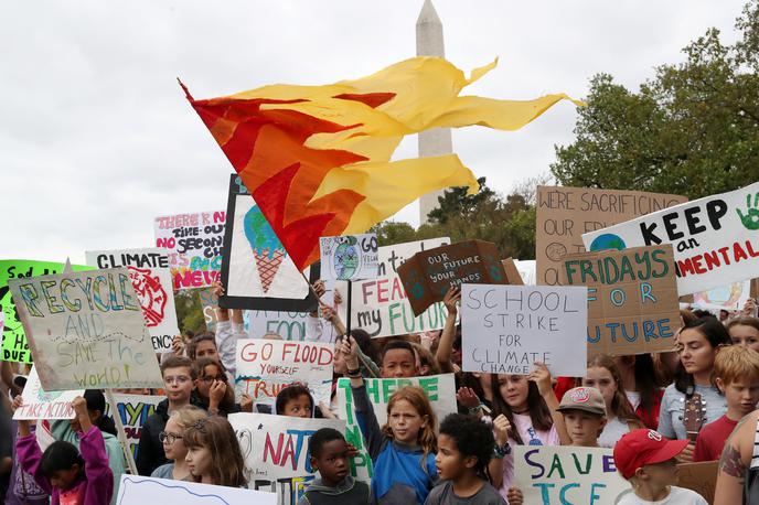 podnebni protesti greta thunberg | Prejšnji teden se je 16-letna Greta Thunberg udeležila podnebnega protesta pred Belo hišo v Washingtonu, ta teden pa je nastopila v ameriškem kongresu in od političnih voditeljev zahtevala odločno ukrepanje. | Foto Reuters