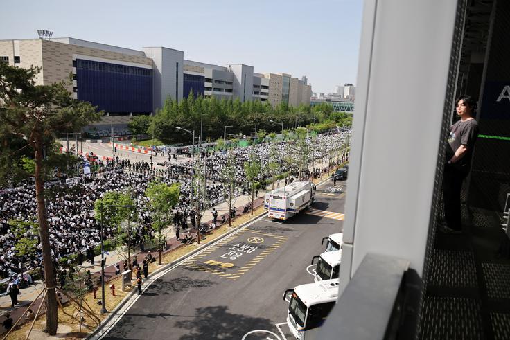 Že aprilska enodnevna stavka zaposlenih v podjetju Samsung je po navedbah južnokorejskega poslovnega časnika Seoul Economic Daily povzročila ogromen dnevni izpad proizvodnje - več kot 58-odstotnega v proizvodnem obratu za čipe in 18-odstotnega v proizvodnji pomnilnika.  | Foto: Reuters