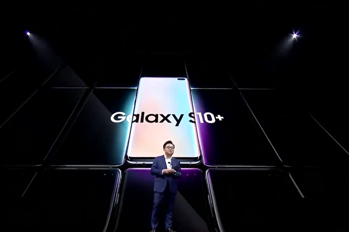 DJ Koh in Samsung Galaxy S10+. | Foto: YouTube / Posnetek zaslona