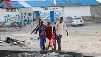 V napadu na somalijski plaži ubitih najmanj 32 ljudi