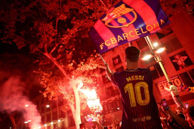 Ko je Barcelona v nedeljo postala španski prvak, na ulicah ni manjkalo navijačev, oblečenih v dres Lionela Messija. | Foto: Reuters