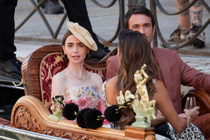 Emily in Paris | Zaenkrat ni znano, za koliko časa bodo snemanje serije Emily in Paris prekinili, a premor nejbrž ne bo trajal dolgo, saj morajo epizode v Benetkah posneti pred skorajšnjim začetkom filmskega festivala. | Foto Gulliverimage