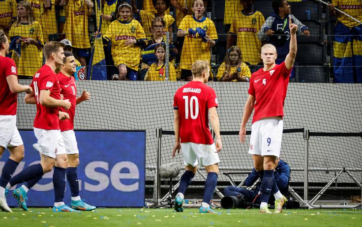 Erling Braut Haaland je v nedeljo dvakrat zatresel švedsko mrežo. | Foto: Reuters