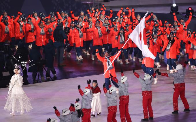Japonski zastavonoša je bil nihče drug kot Noriaki Kasai. Legendarni smučarski skakalec pri 46 letih nastopa že na osmih zimskih olimpijskih igrah. To je dosežek, s katerim se je vpisal v zgodovino.  | Foto: Guliverimage/Getty Images