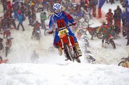 Motodirka po strmi smučarski progi