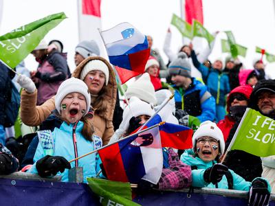 Otroška navijaška evforija v Planici: za Domna Prevca in vse druge #video