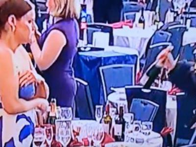 Po streljanju na gala večerji: gostje pozirali s steklenicami vina, nekateri so jih odnesli s seboj #video
