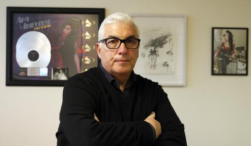 Oče Amy Winehouse mora njenima prijateljicama plačati več kot milijon evrov