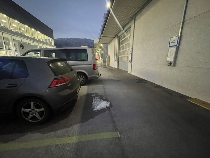 Parkirišča pred polnilnicami so pogosto zasedena z vozili, ki tja ne sodijo.  | Foto: Gregor Pavšič