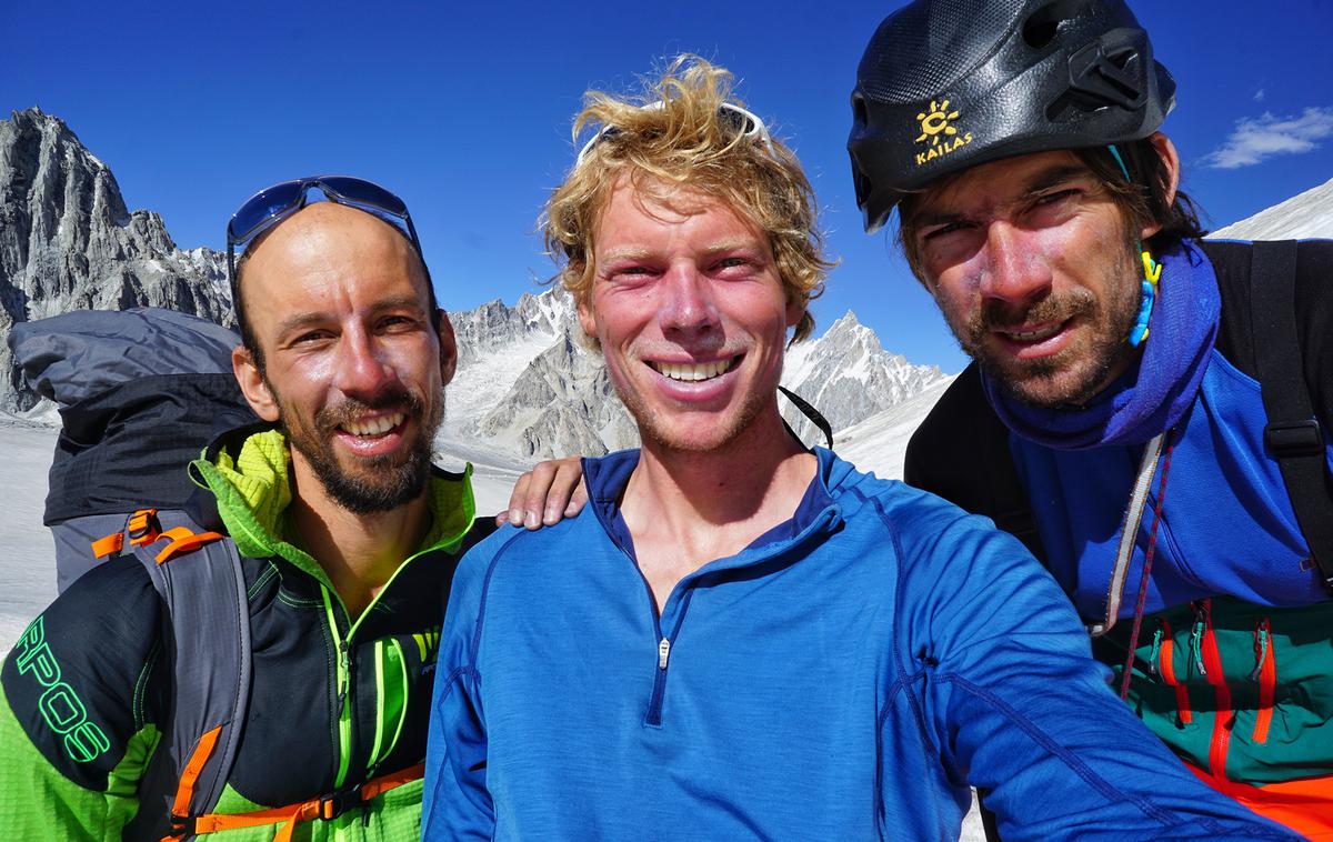 Latok | Luka Stražar, Tom Livingstone in Aleš Česen (od leve proti desni) so se 9. avgusta 2018 kot prvi v zgodovini po severni steni povzpeli do vrha 7145 metrov visokega Latoka v Karakorumu. Mnogi jim že pripisujejo zlati cepin, najvišje priznanje v svetu alpinizma. | Foto Tom Livingstone
