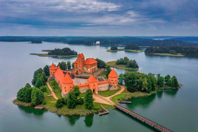 Trakai grad | Med članicami EU, ki so imele nekdaj socialistično ureditev, je glede na gospodarsko razvitost (ta se meri z realnim bruto domačim proizvodom na prebivalca) od leta 2000 največji skok uspel Litvi. Na fotografiji: grad Trakai, ki je bil eden od središč nekdanje Velike kneževine Litve. | Foto Guliverimage