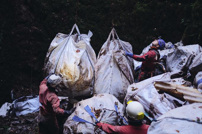 Dvig smeti iz Jeriševe jame. | Foto: Jaka Flis