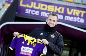 Prvi sporoča, da ni prišel gret klopi, drugi lahko namuči Vilerja