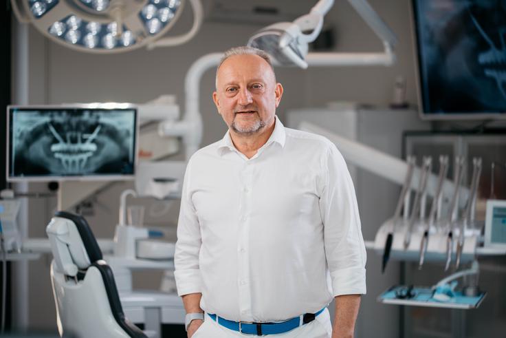 Dr. Trampuš je vodilni hrvaški implantolog, ki letno opravi 600 implantoloških posegov in več kot 300 kirurških intervencij All-on-4. Prvi na Hrvaškem je začel nameščati proteze All-on-4, zigomatične implantate in subperiostalne implantate – gre za vsadke, ki omogočajo vstavitev fiksne proteze osebi, ki je povsem brezzoba ali ima pomanjkljivo čeljustno kost. V njegovi ordinaciji je bilo že več tisoč slovenskih pacientov. | Foto: Jan Lukanović