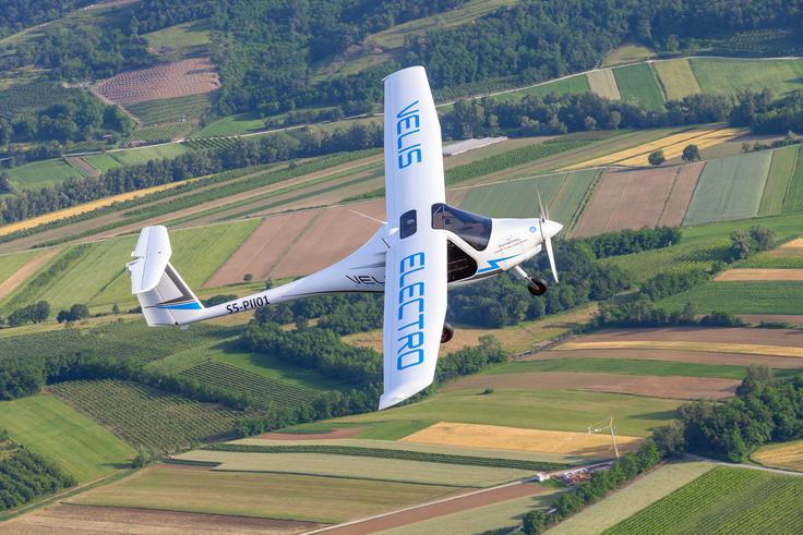 Pipistrelovo električno letalo velis electro poganja 57-kilovatni elektromotor, električno energijo pa hrani v dveh baterijskih modulih s skupno kapaciteto 22 kilovatnih ur.   | Foto: Pipistrel