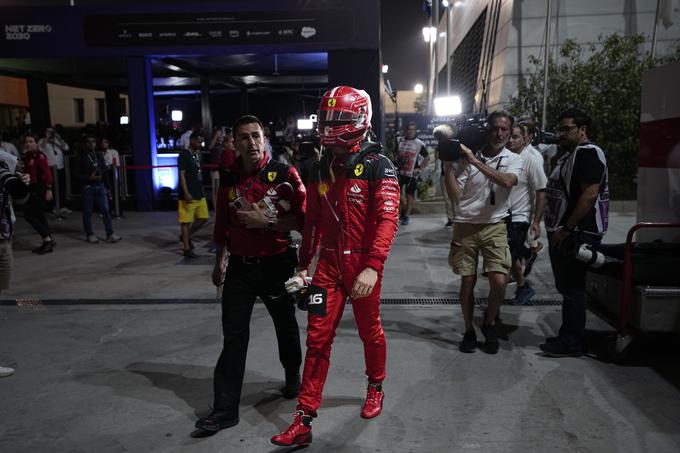 Monačan Charles Leclerc je v Bahrajnu dirkal na tretjem mestu, nakar je njegov ferrari 16 krogov pred karirasto zastavo obstal na stezi. | Foto: AP / Guliverimage