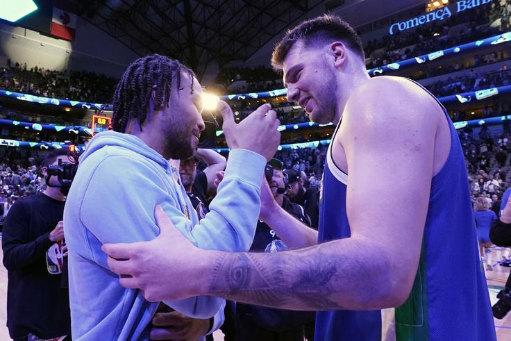 Jalen Brunson in Luka Dončić sta v ligo NBA vstopila skupaj pri Dallas Mavericksih, nato pa šla po povsem različnih poteh do zvezdniškega statusa. | Foto: Guliverimage