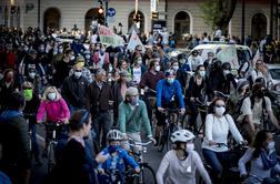 Več tisoč protestnikov s kolesi protestiralo proti vladi #foto #video