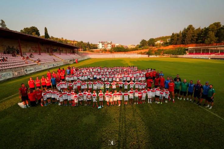 Tikveš iz Kavadarcev je dosegel največji uspeh v sezoni 2023/24, ko je osvojil makedonski pokal. V obdobju Jugoslavije je igral pet sezon v drugi ligi. Njegov vzdevek je Lozari (vinogradniki). | Foto: Tikveš