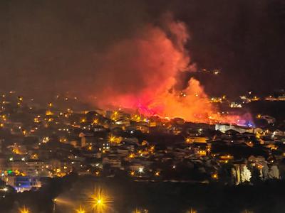 Sinoči izbruhnil velik požar v naselju v Dalmaciji: gasilci branili hiše