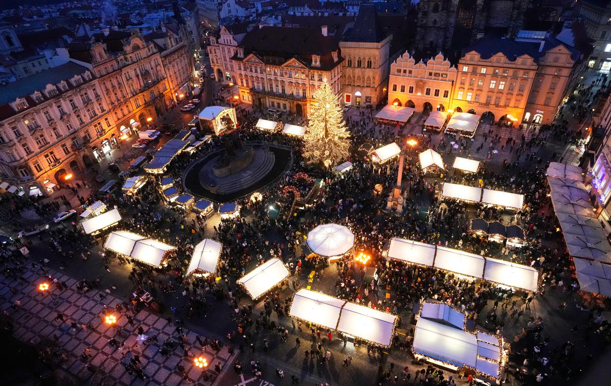 božični sejem, Praga | Ljudje so razvili najrazličnejše božične tradicije, ki se nanašajo na raznovrstne vidike življenja – od morebitne poroke v prihodnjem letu do letine, sreče, zdravja ali večerje v verigi s hitro prehrano KFC. | Foto Guliverimage