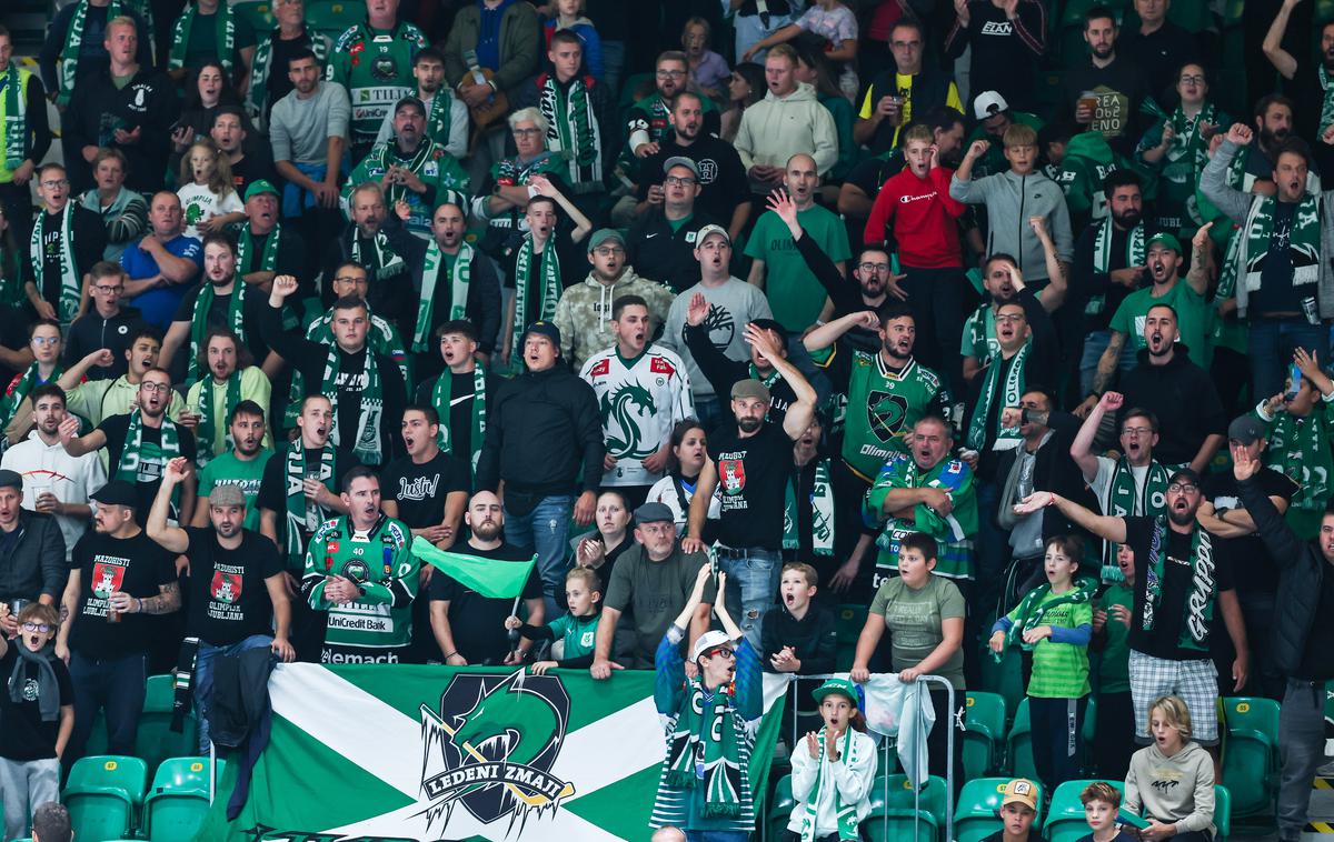 HK Olimpija Ljubljana, navijači, hokej | Olimpijino uvodno tekmo ICEHL si je na tribunah Tivolija ogledalo okoli 3.500 gledalcev. | Foto www.alesfevzer.com