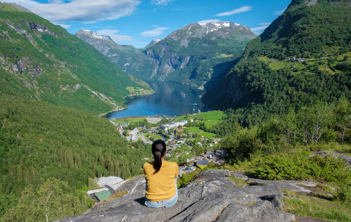 Geiranger, Fjord, Norveška | Geiranger je zaradi spektakularnosti okoliške narave revija Lonely Planet pred leti imenovala za najboljšo turistično destinacijo v Skandinaviji, UNESCO pa ji je leta 2005 podelil status posebne svetovne dediščine. | Foto Shutterstock