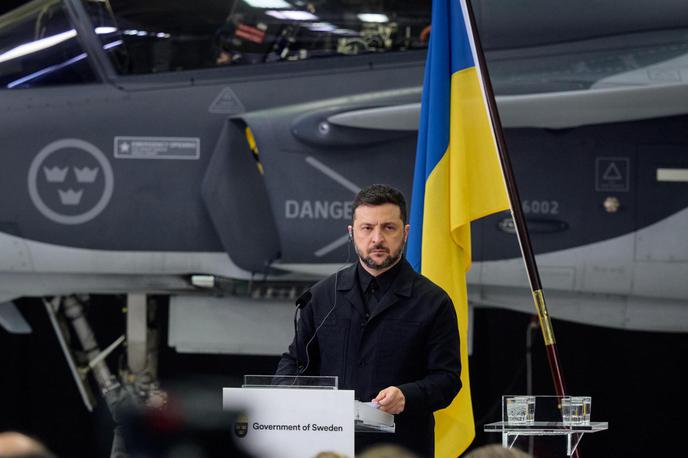 Volodimir Zelenski in JAS 39 gripen | Zaradi ameriške spremenljive in nezanesljive politike so se Ukrajinci odločili, da bodo namesto na ameriška v prihodnosti stavili na švedska bojna letala. Na fotografiji: Volodimir Zelenski na Švedskem, v ozadju je Saabov bojni lovec gripen. | Foto Guliverimage