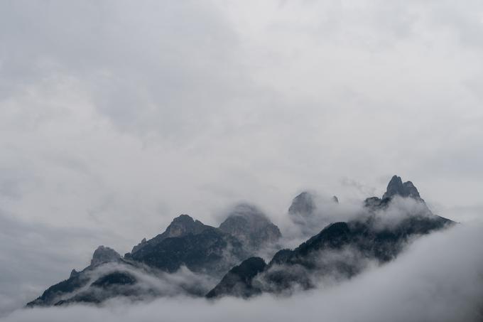 Iz jutranje megle se počasi prikazujejo vrhovi gora. | 39 mm, f/11, ISO-100, 1/200 sekunde | Foto: Peter Susič
