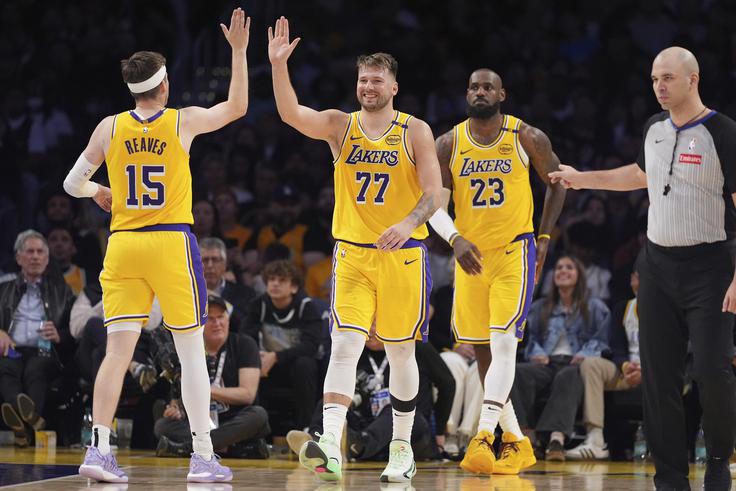 Austin Reaves, Luka Dončić in LeBron James | Foto: Guliverimage