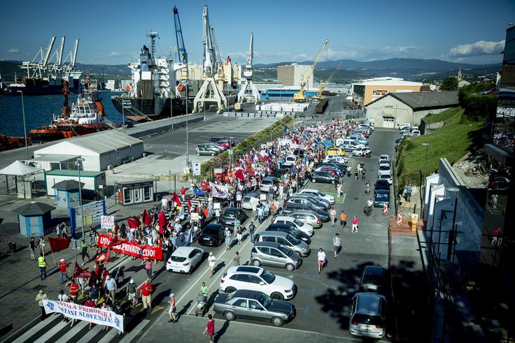 Zaposleni v Luki Koper, ki so se včeraj zbrali na shodu, v povprečju zaslužijo dobrih 3.800 evrov bruto. | Foto: Ana Kovač