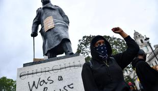Protestniki vandalizirali spomenik Churchillu: bil je rasist #foto #video