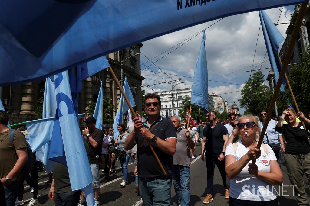 Protestniki pred poslopjem srbske vlade v Beogradu