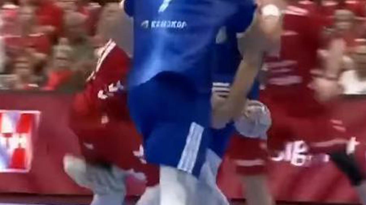 Grozljiv prekršek nad zvezdnikom: brcnil ga je v mednožje #video