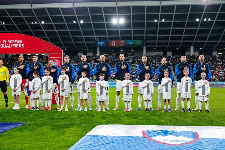 Slovenske nogometaše so med predvajanjem Zdravljice presenetili žvižgi gostujočih navijačev. | Foto: Aleš Fevžer