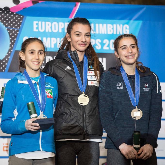 Rakovčevo je močno prizadela nenadna smrt njene tekmice, komaj 16-letne Luce Douady (skrajno desno), s katero si je lani delila zmagovalni oder evropskega prvenstva v težavnosti. | Foto: 