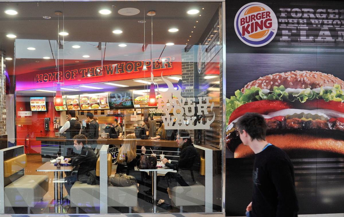 Burger King | Ljubljanski lokal Burger King je od petka edini na svetu, kjer lahko gostje račun poravnajo s kriptovalutami. To za zdaj ni mogoče niti v ZDA, domovini svetovno znane verige restavracij s hamburgerji, kjer je približno polovica od vseh svetovnih Burger Kingov. | Foto STA
