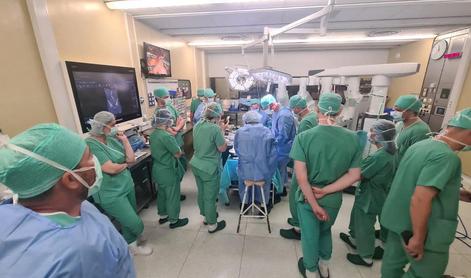 V UKC Ljubljana opravili prvo robotsko asistirano presaditev ledvice z živim darovalcem