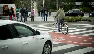 Spremembe na cestah: zavijanje desno ob rdeči luči, višja kazen za telefoniranje