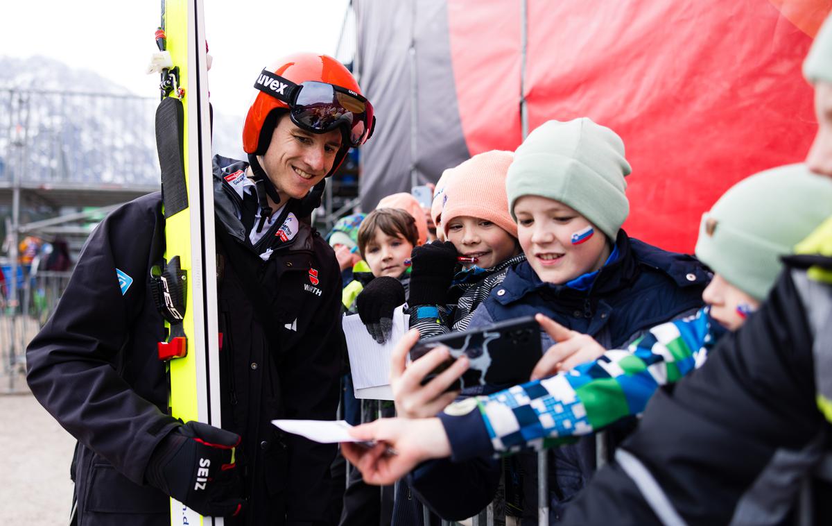Karl Geiger Planica 2024, navijači 1. dan | Karl Geiger se je z ženo razveselil druge hčerke. | Foto www.alesfevzer.com