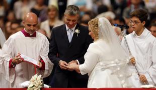 Papež poročil 20 parov, tudi take z otroki