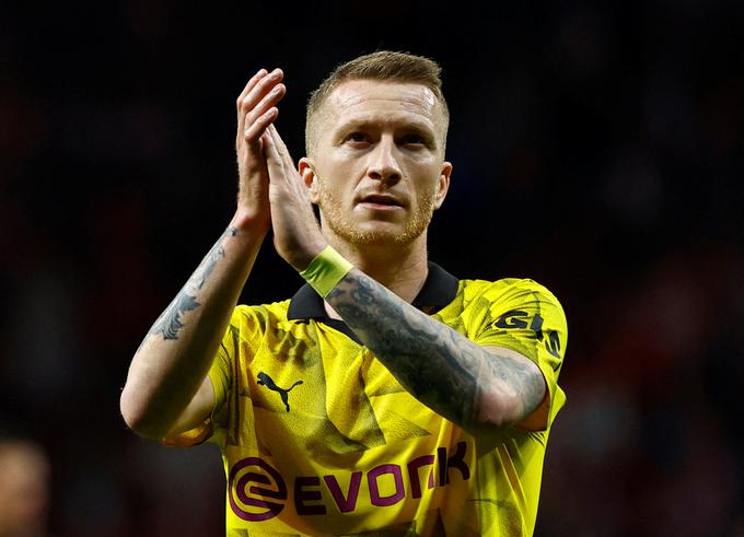 V Dortmundu je bilo vse v znamenju Marca Reusa, domači zvezdnik se po sezoni poslavlja od rumeno-črnega dresa. Odigral je 294 tekem za Dortmund in dosegel 120 golov, zadnjega danes za 3:0 proti Darmstadtu, preden je v 82. minuti ob navdušenju navijačev zapustil igrišče. | Foto: Reuters